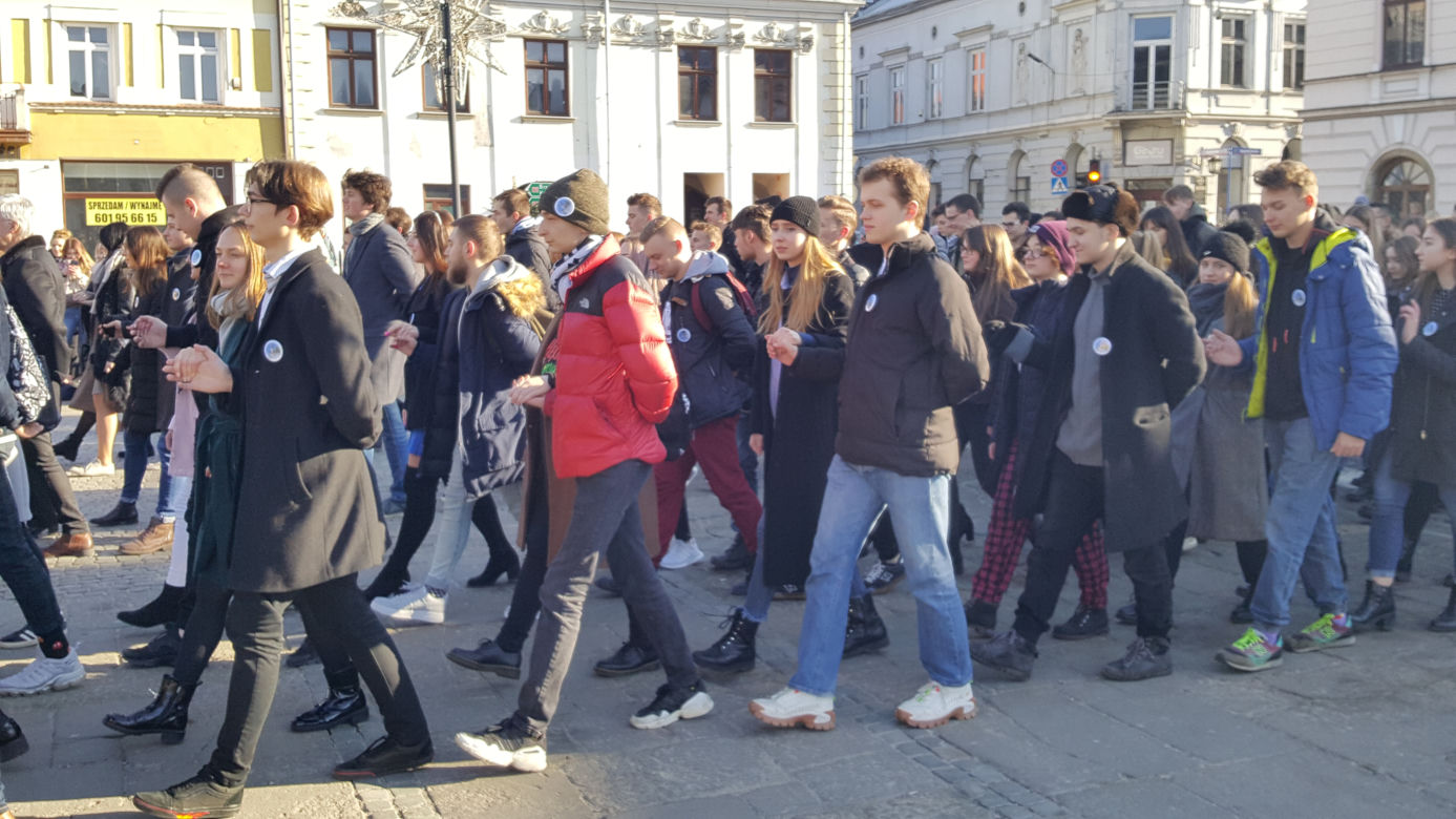 Nowy Sącz: Tak się bawią na 100 dni przed maturą! 500 par zatańczyło poloneza 