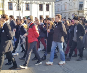 Nowy Sącz: Tak się bawią na 100 dni przed maturą! 500 par zatańczyło poloneza 