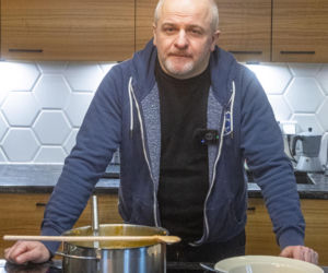 Paweł Kowal z synem gotują kartoflankę