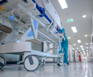 Szpital wstrzymał przyjęcia. Nie wykonują też planowych zabiegów ani dializ. Wszystkiemu winna bakteria