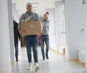 Biało-niebieskie Mikołaje odwiedziły szpital w Olsztynie