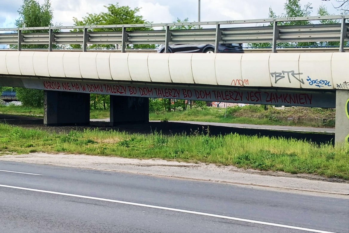 "Kultowy" napis "Karola nie ma w domu talerzy..." powrócił w nowej odsłonie