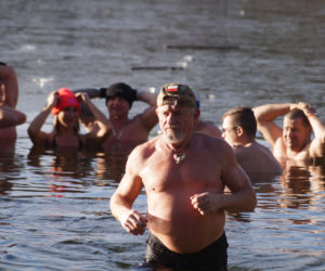 Zimna woda im niestraszna! Morsowanie w podbydgoskich Pieckach [ZDJĘCIA]