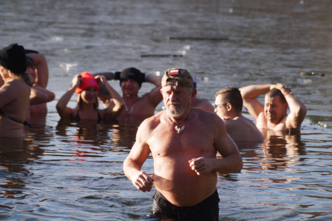 Zimna woda im niestraszna! Morsowanie w podbydgoskich Pieckach [ZDJĘCIA]