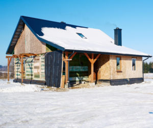 Mama nie wróciła. Tragiczny wypadek przerwał marzenia. Ekipa Nasz Nowy Dom walczyła z czasem. ZDJĘCIA domu przed i po remoncie