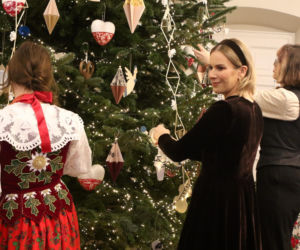 W Pałacu Prezydenckim już święta. Marta Nawrocka z rodziną ubierała choinkę