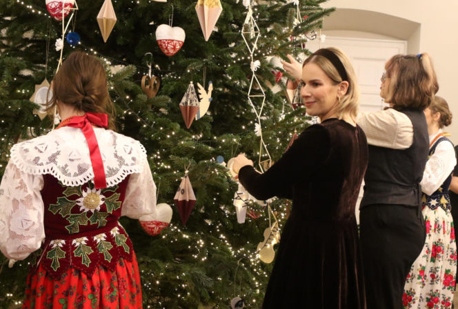 W Pałacu Prezydenckim już święta. Marta Nawrocka z rodziną ubierała choinkę