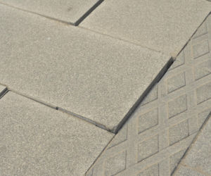 Deptak w centrum Warszawy za miliony w ruinie? Urzędnicy uspokajają, a internauci grzmią!