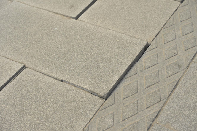 Deptak w centrum Warszawy za miliony w ruinie? Urzędnicy uspokajają, a internauci grzmią!