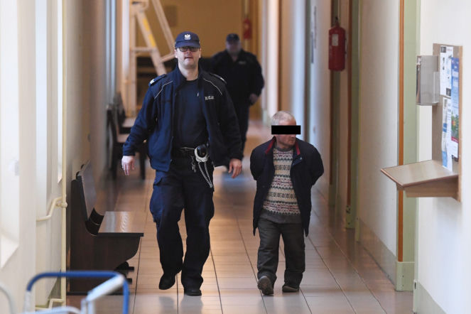 Mariusz krzywdził córki i żonę, kazał jeść nasienie z miski dla psa. Za 20 zł użyczał Ewę karłowi