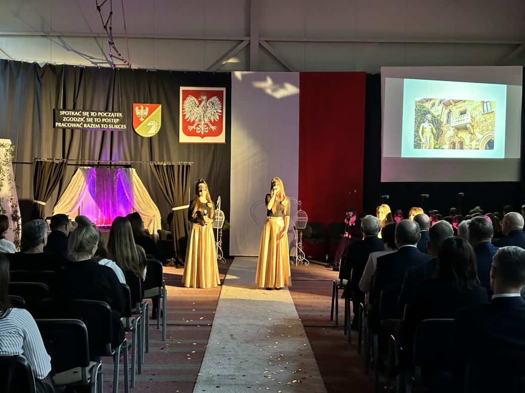 Uczniowie pierwszych klas w Kleczewie ślubowali na nowy sztandar