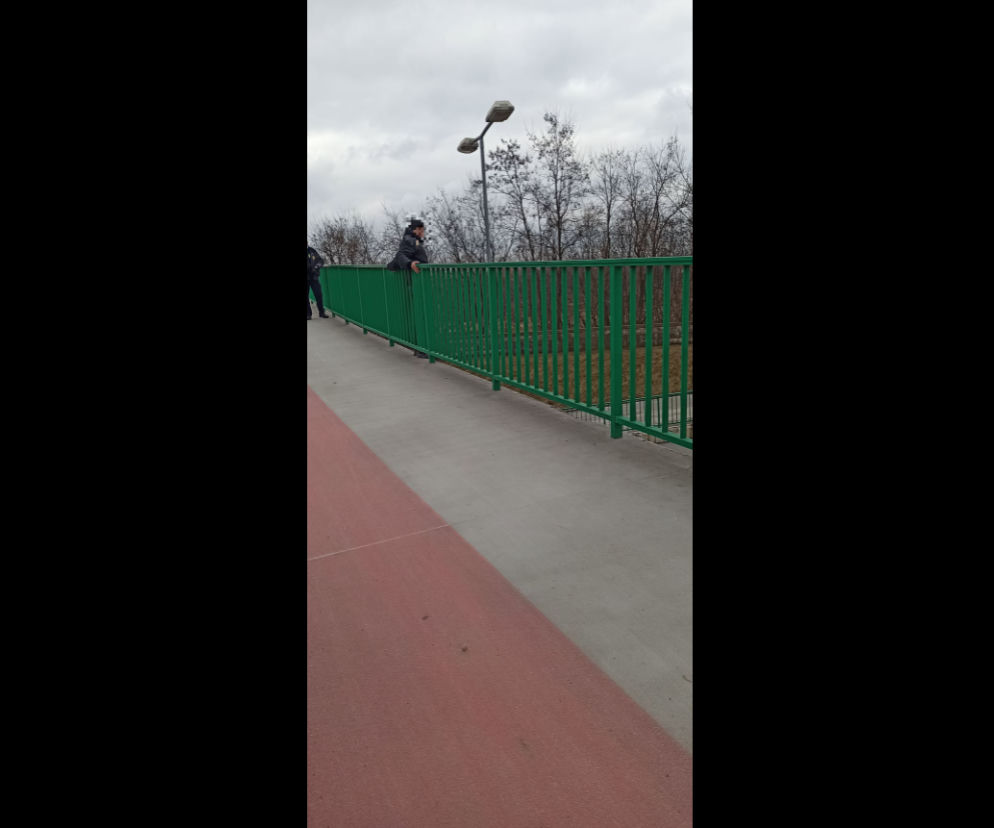 Kraków: Chciał SKOCZYĆ z mostu Zwierzynieckiego! BŁYSKAWICZNA akcji policji i straży pożarnej 