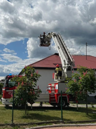 Pożar dachu szkoły w Kruszewie. Ewakuowano uczniów i nauczycieli 