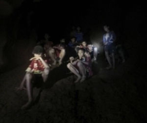 Tajlandia. Akcja ratunkowa w jaskini. Tak wygląda wyciąganie chłopców z zalanych korytarzy