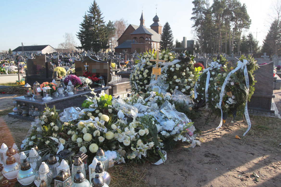 Cała okolica płacze po wypadku w Romanowie! Morze kwiatów przykryło trumny