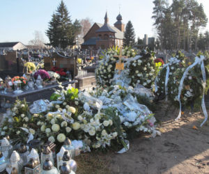 Cała okolica płacze po wypadku w Romanowie! Morze kwiatów przykryło trumny