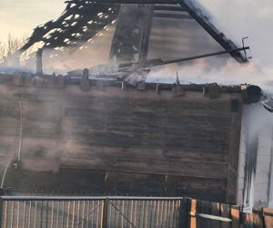 Pożar domu w Wielkiej Wsi. Jedna osoba poszkodowana, gmina organizuje pomoc przed świetami