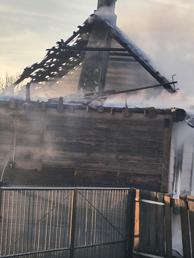 Pożar domu w Wielkiej Wsi. Jedna osoba poszkodowana, gmina organizuje pomoc przed świetami