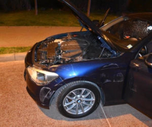 Młody kierowca wpakował się swoim BMW w znak drogowy. Odpowie na poważniejsze przestępstwo