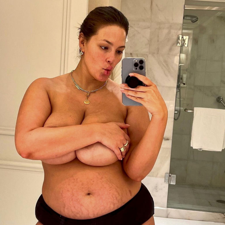 Ashley Graham trzy miesiące po ciąży. Odważne zdjęcia modelki plus size