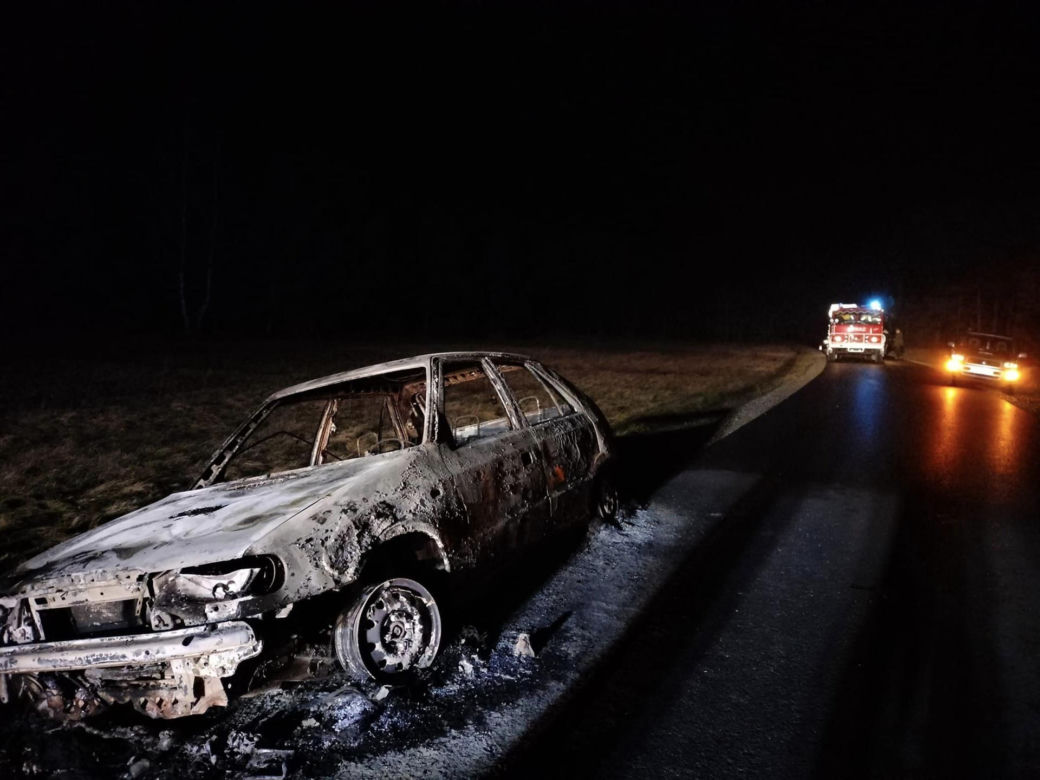 Spalone auto na drodze pod Opocznem. W środku zwęglone ciało 54-latka [ZDJĘCIA]