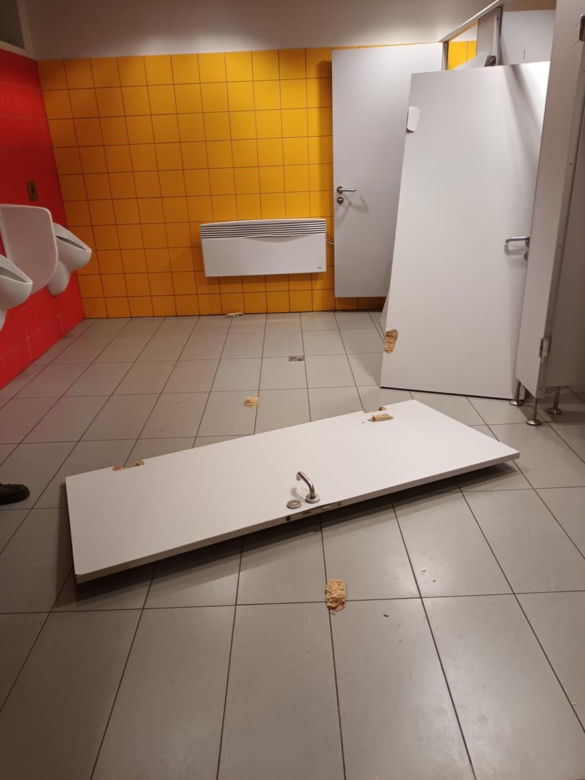  Nastolatkowi jak tsunami przeszli przez toaletę. Zniszczenia sięgają 15 tysięcy!