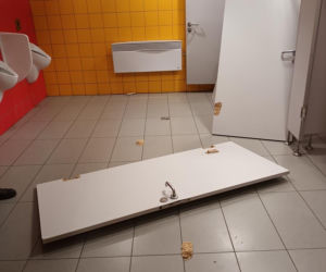  Nastolatkowi jak tsunami przeszli przez toaletę. Zniszczenia sięgają 15 tysięcy!