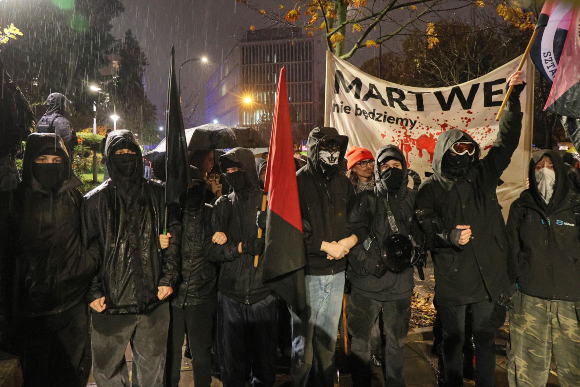 „Czerwona kartka za aborcję” przed Sejmem. Protest w Warszawie