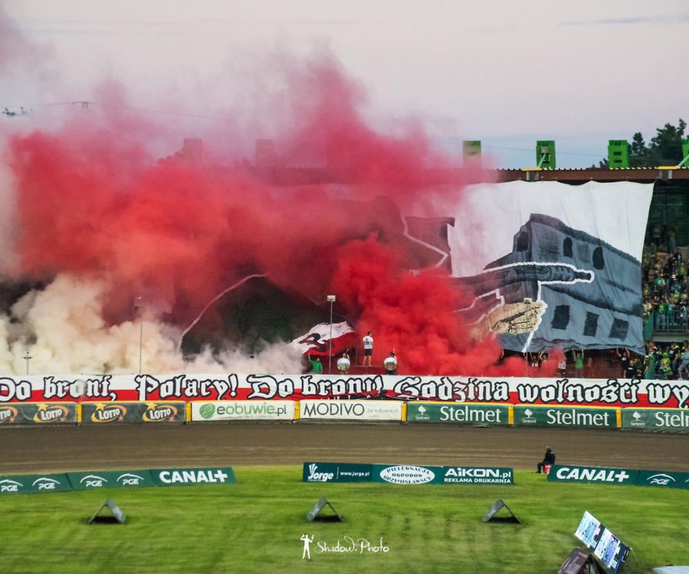 Jedni robią „show”, drudzy „skandal”. Dlaczego race na piłce to norma, a na żużlu to przestępstwo? [ZDJĘCIA]