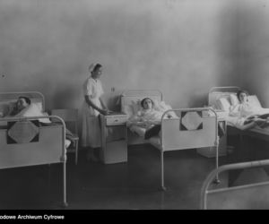 Sala z pacjentami. Przy łóżku stoi pielęgniarka - 1936 r.