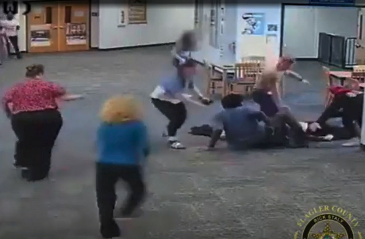 Uczeń skatował nauczielkę w szkole, bo zabrała mu grę! Szokujace wideo