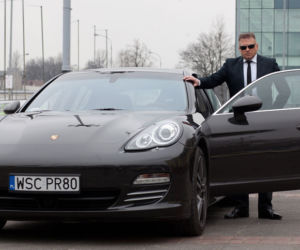 Detektyw Krzysztof Rutkowski w Porsche Panamera 4S