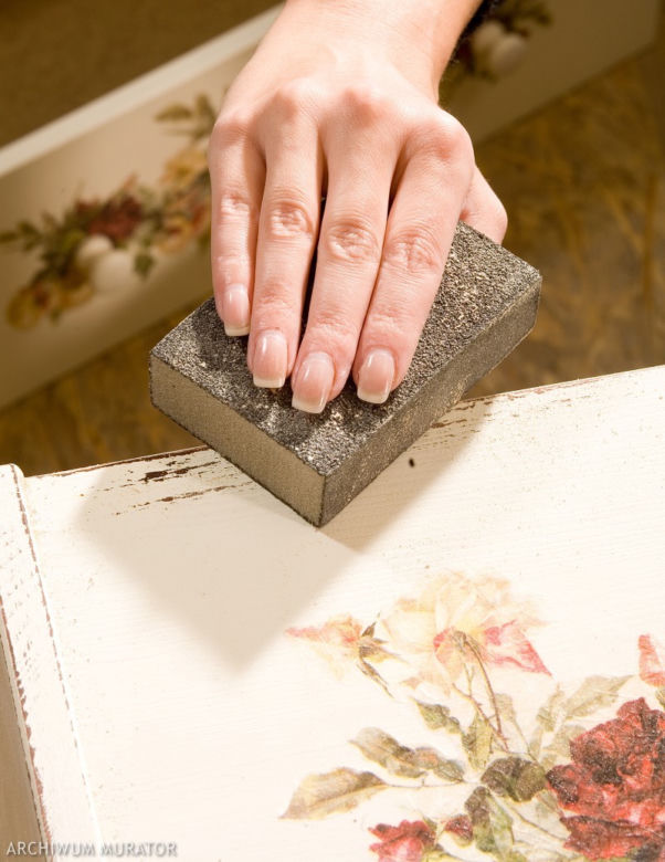Ozdabiamy komodę techniką decoupage