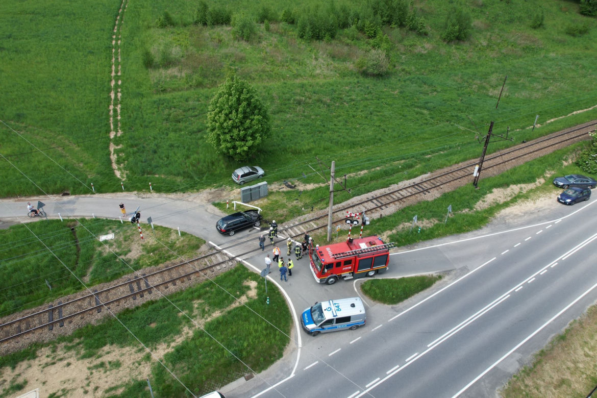 Wjechał wprost pod pociąg i odbił się od lokomotywy! Nagłe hamowanie zapobiegło tragedii 
