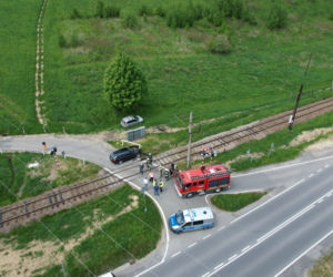 Wjechał wprost pod pociąg i odbił się od lokomotywy! Nagłe hamowanie zapobiegło tragedii 