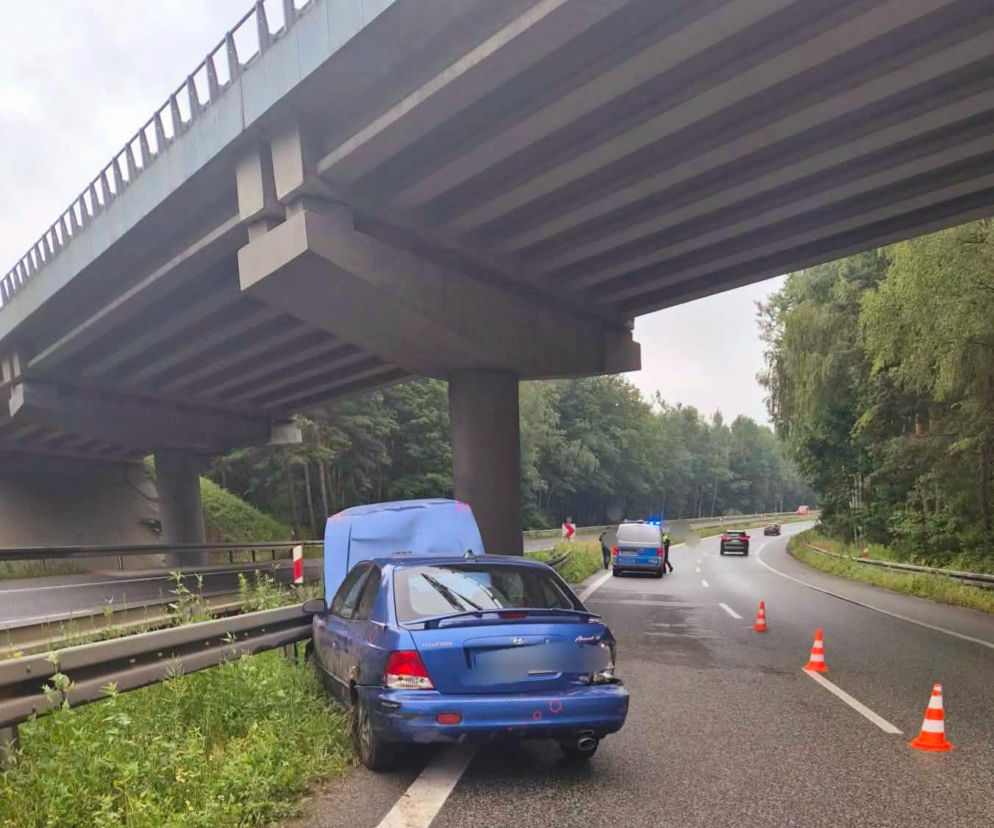 Rozbity niebieski Hyundai stoi przy barierach pod wiaduktem drogi S1. O wypadku w Mysłowicach czytaj na Eska Śląskie.