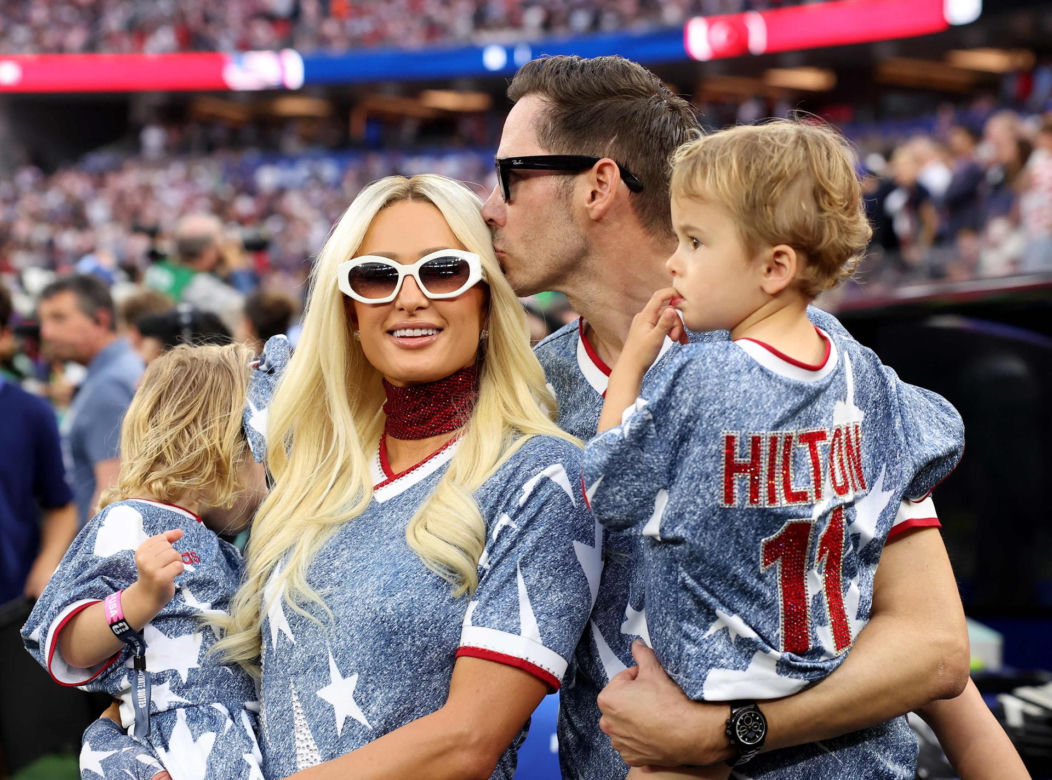 Paris Hilton z dziećmi w dopasowanych stylizacjach
