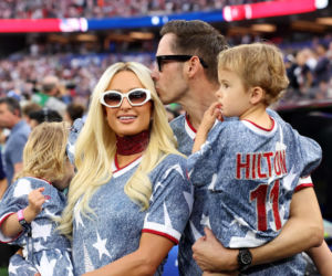 Paris Hilton z dziećmi w dopasowanych stylizacjach. Ładna rodzinka? Tak zachwycili na meczu!