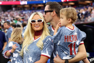 Paris Hilton z dziećmi w dopasowanych stylizacjach. Ładna rodzinka? Tak zachwycili na meczu!
