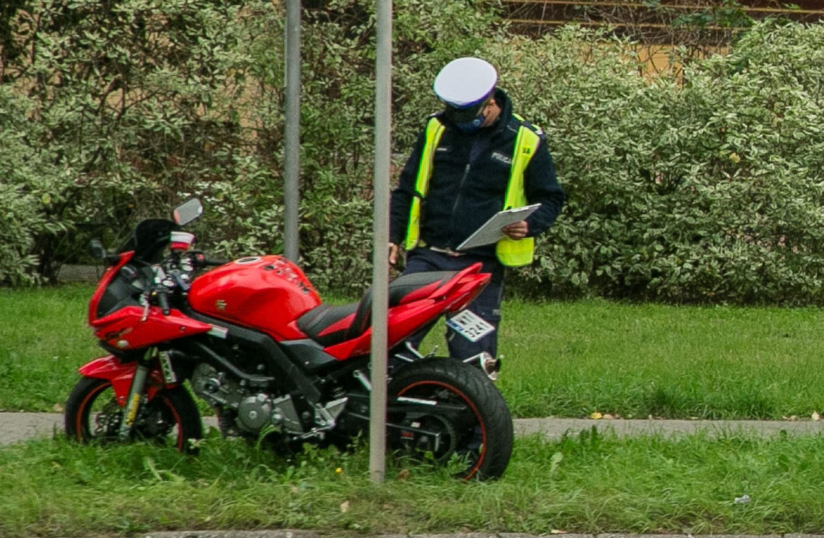 Motocyklista runął na jezdnię