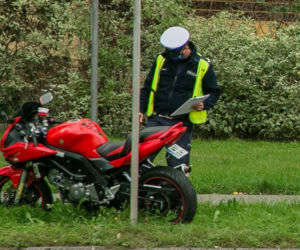 Motocyklista runął na jezdnię
