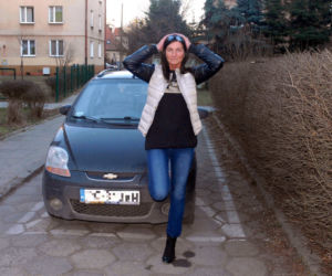 Dziewczyna całuje tak jak parkuje