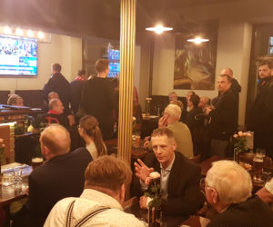 Wybory 2019: Umiarkowana radość i sto lat dla prezesa. Tak reagowali ludzie PiS w Toruniu