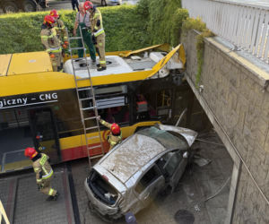 Autobus miejski wjechał w przejście podziemne przy Dworcu Zachodnim