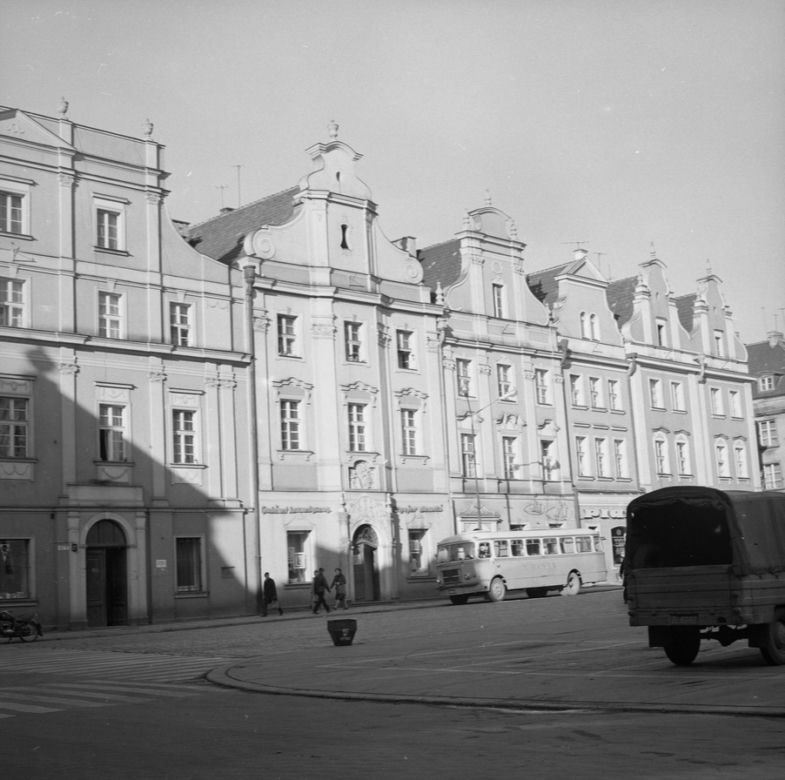 Rynek, zabytkowe kamienice. W oddali autobus San H100, 1970-11-12 