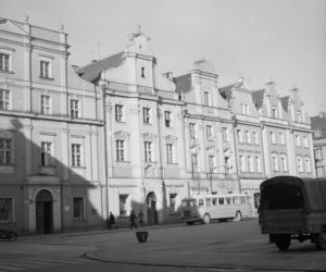 Rynek, zabytkowe kamienice. W oddali autobus San H100, 1970-11-12 