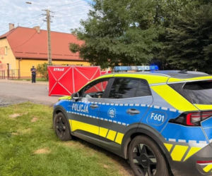 Szła z dwojgiem dzieci przez jezdnię. 32-latka zginęła pod kołami ciężarówki