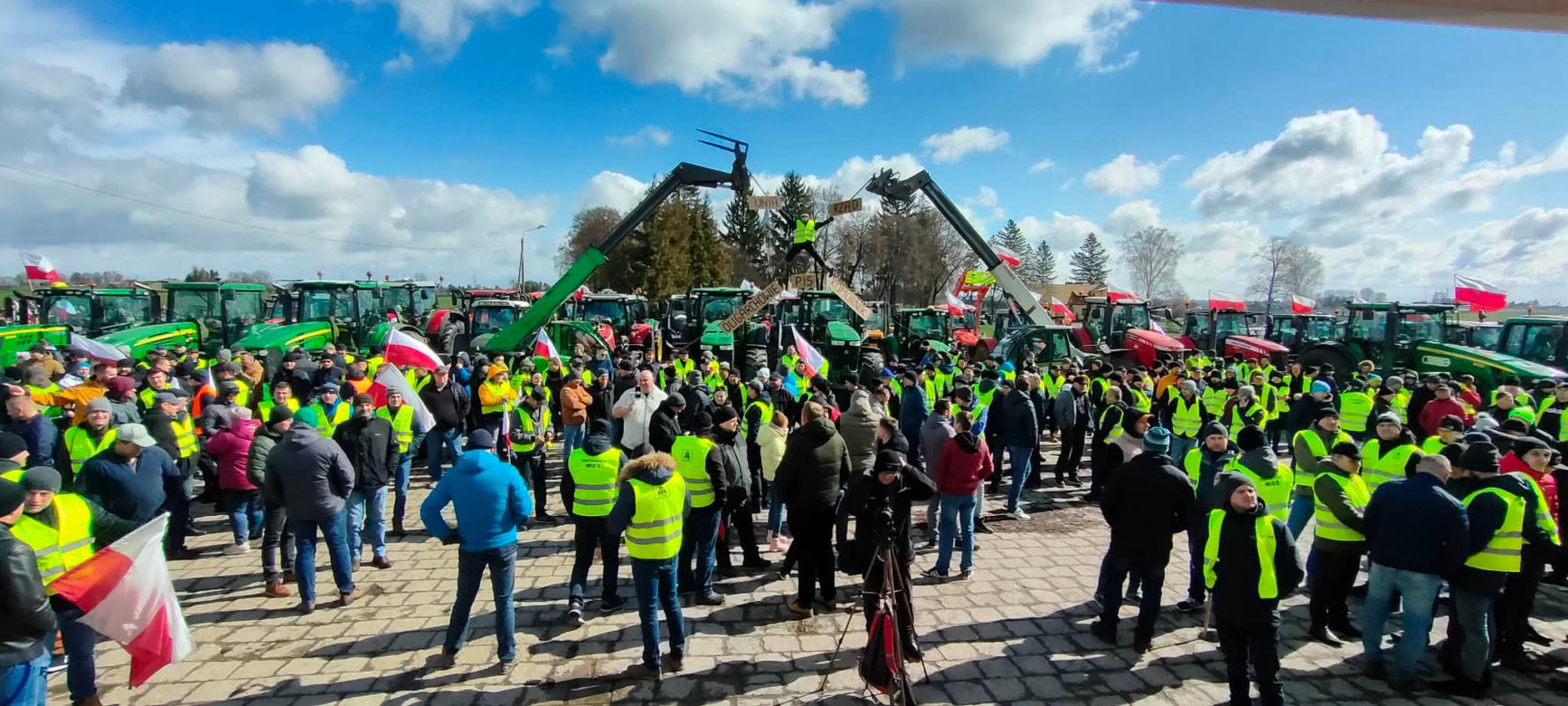 Ukrzyżowanie, bałwany i setki ciągników. Tak wyglądał protest rolniczy [ZDJĘCIA]