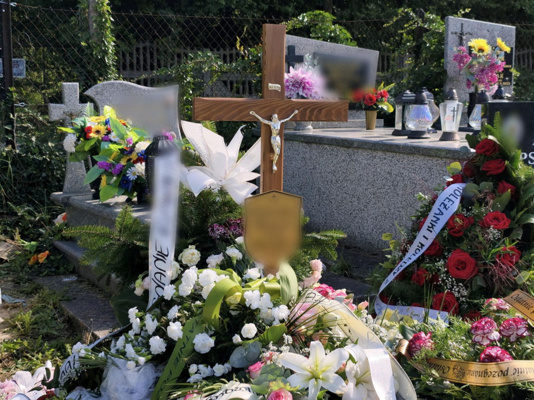 Morze kwiatów na grobie tragicznie zmarłego małżeństwa