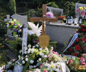 Morze kwiatów na grobie tragicznie zmarłego małżeństwa